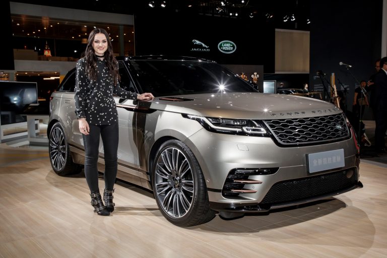 Рядом 2022. Range Rover Velar 2022. Range Rover Velar 2012. Автосалон Рендж Ровер Велар. Ленд Ровер Вилар 2022.